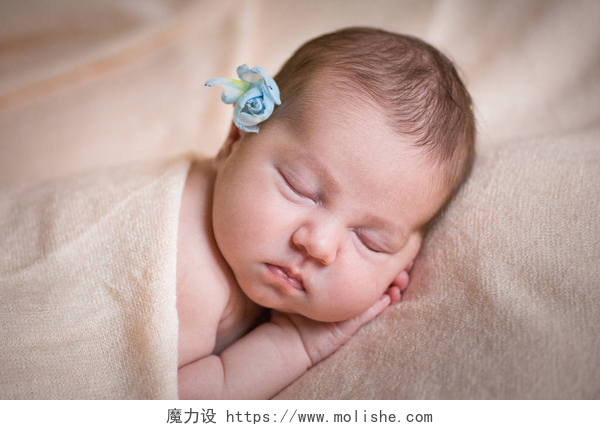 一个小婴儿躺在床上睡觉熟睡的新生女婴.
